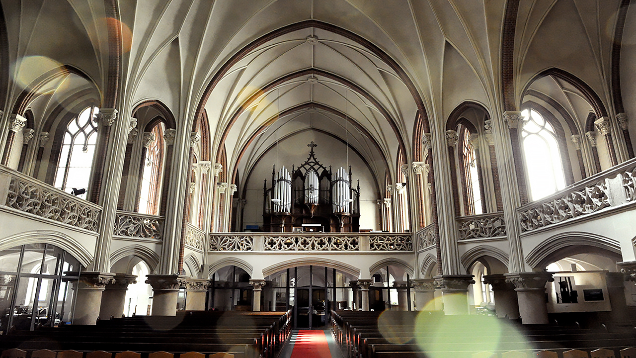 Mit Echo in der Kirche sprechen und die Stimme entfalten und die Präsenz vergrößern